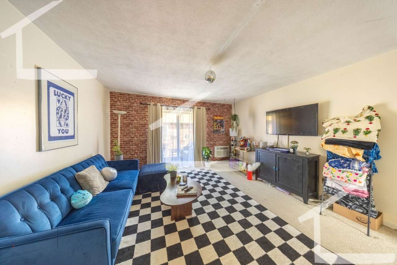 AWESOME 2 BED IN CHESTNUT HILL!!!!!