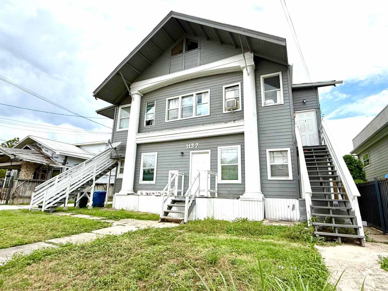 **APPLICATION RECEIVED** Available Now! 2 Bedroom /2 Bath Unit DOWNSTAIRS Near Downtown!