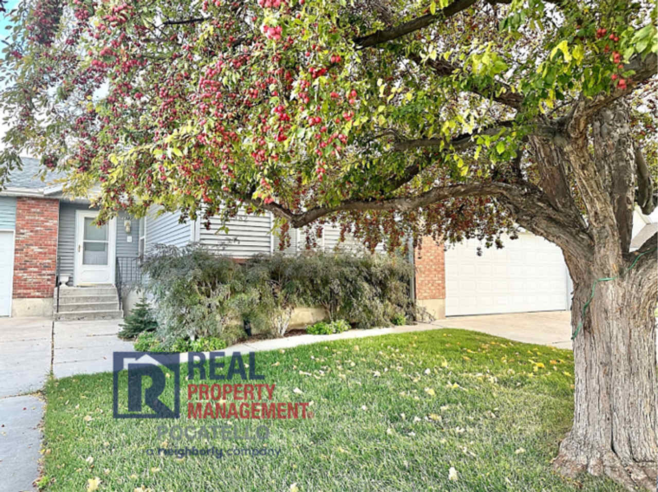 3 Bed 2.5 Bath Twin Home - Double Car Garage - Small dogs negotiable