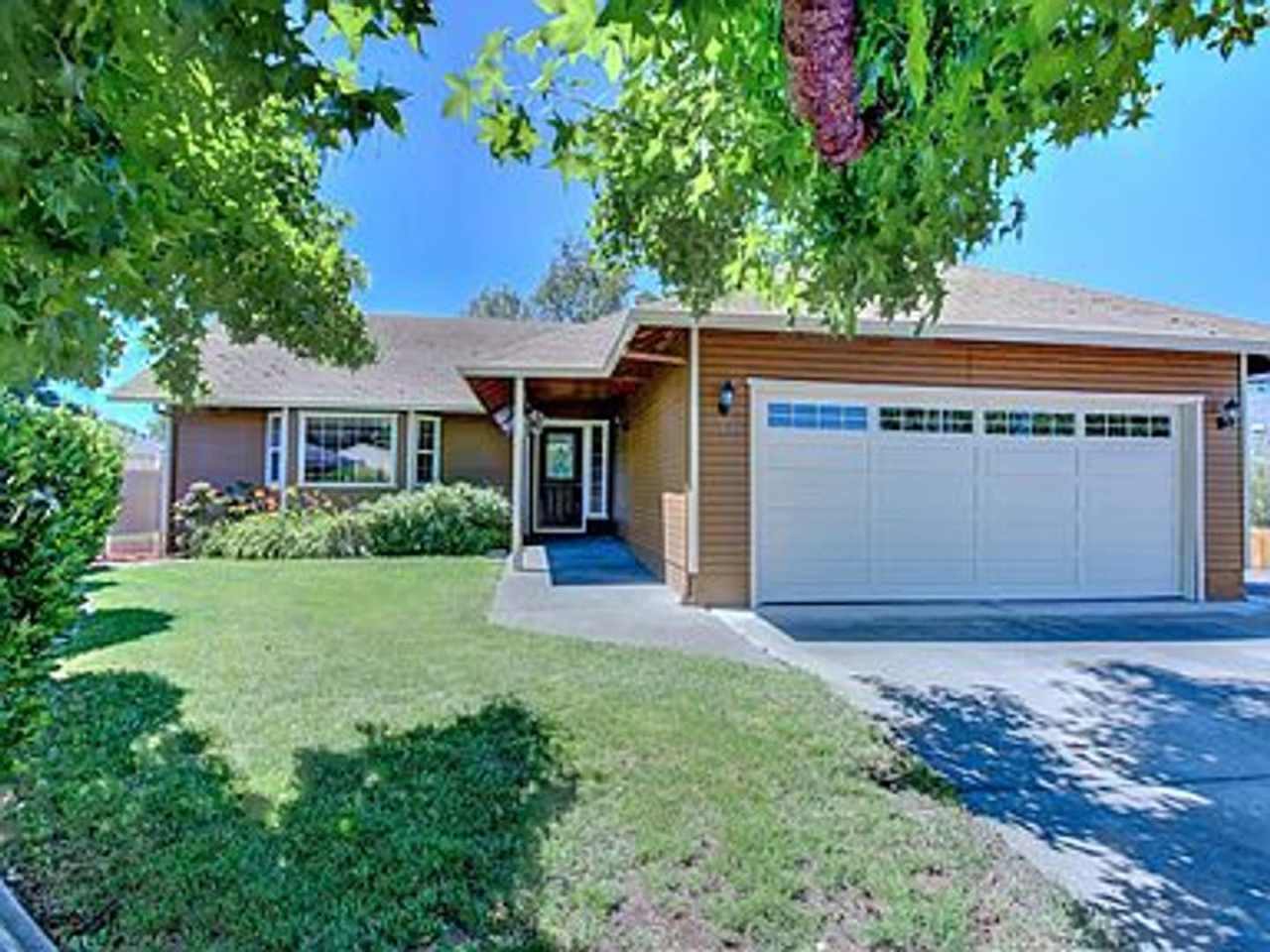 3 bedroom 2 bathroom at the End of the cul-de-sac Home with RV Parking