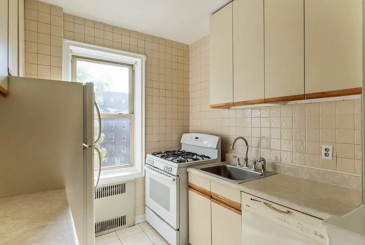 8449 168th St Apt 4D