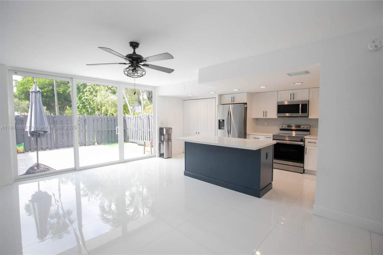 2714 Northeast 8th Street