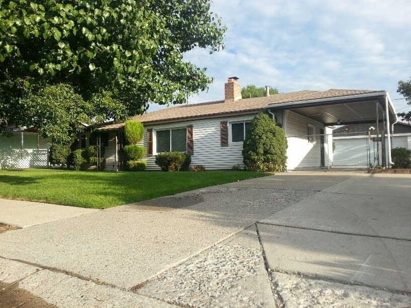 Wonderful Home in Kearns with Garage and Fenced yard