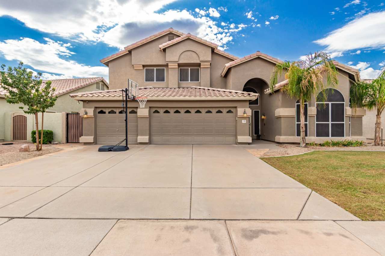 4 Bedroom 2.5 Bath w/3 Car Garage in Superstition Springs****$1000 off first months rent if rented by December 1, 2025 ; $500 off first months rent if rented by Jan 1, 2026
