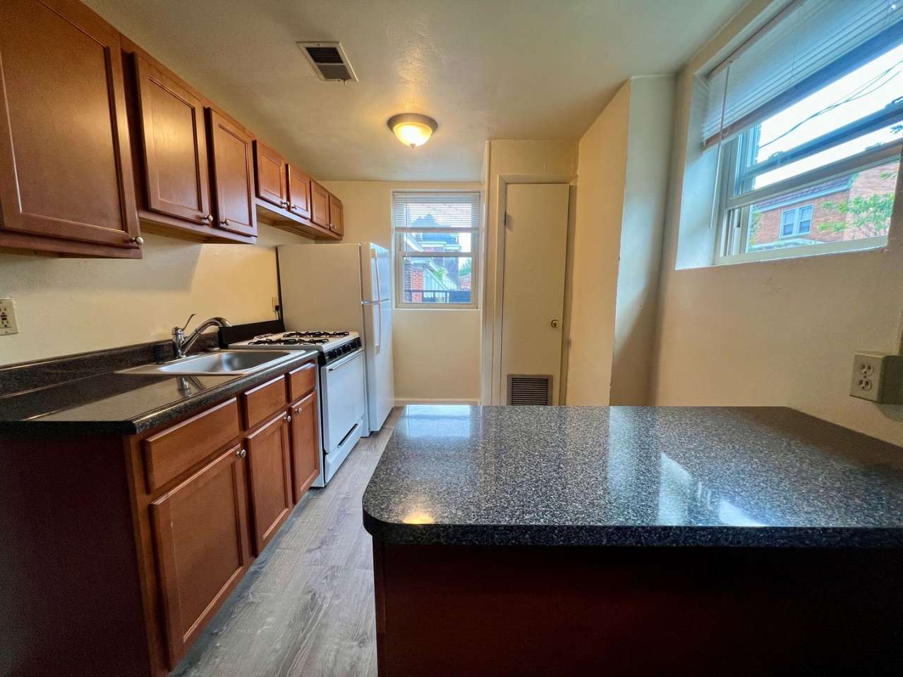Charming One Bedroom in Oakland! Ample Natural Light! Call Today!