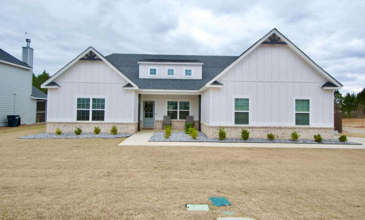 Stunning 4-Bedroom Home with Spacious Yard  Covered Porch – Available July 1