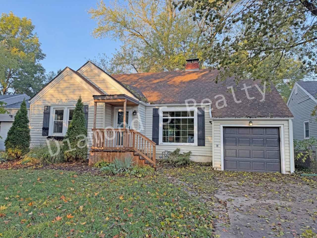 Stunning 2 Bedroom Home Located Near Mercy!