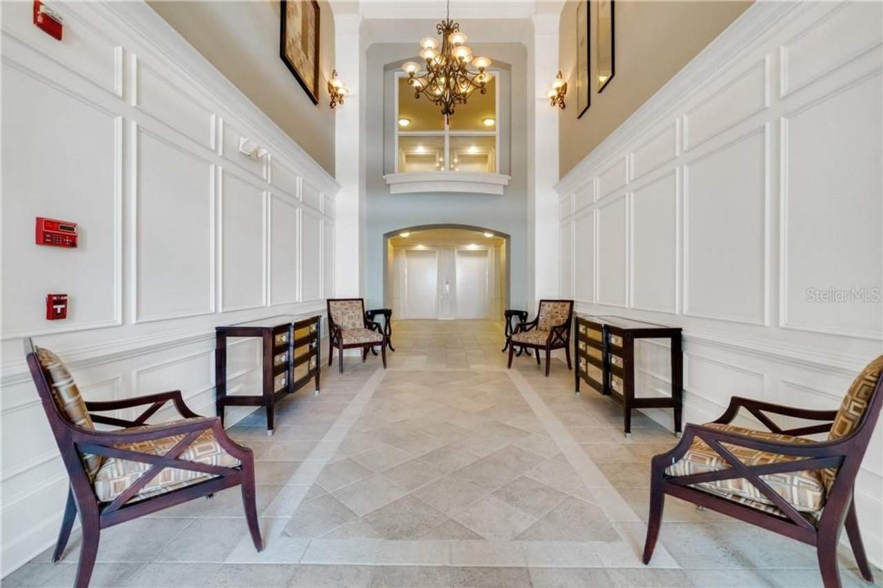 Beautiful WATERFRONT 3 bedrooms Condo located in MetroWest with ELEVATOR! Rare find!