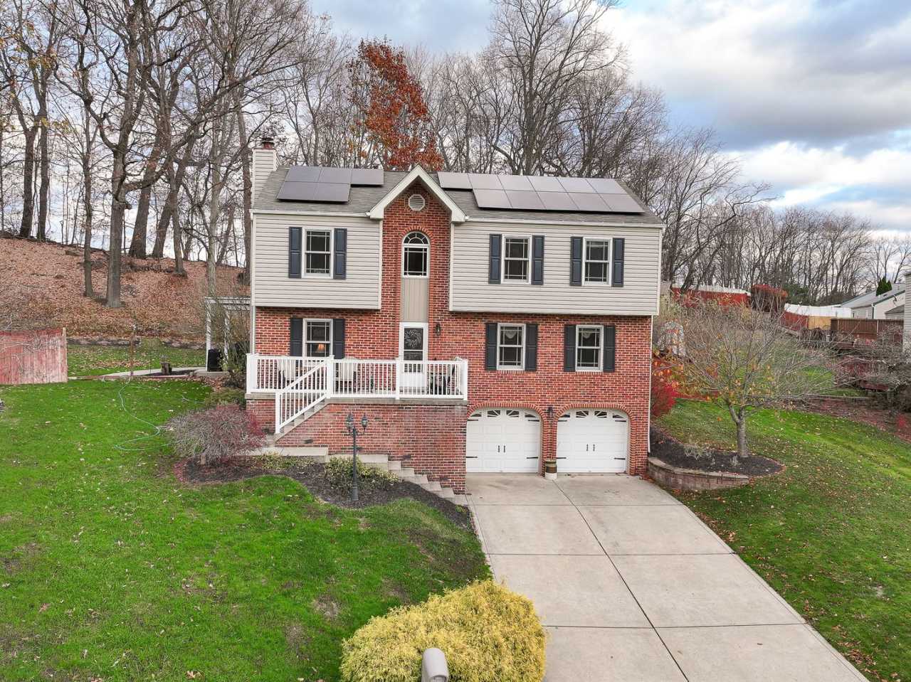 Great home with swimming pool sleeps 10