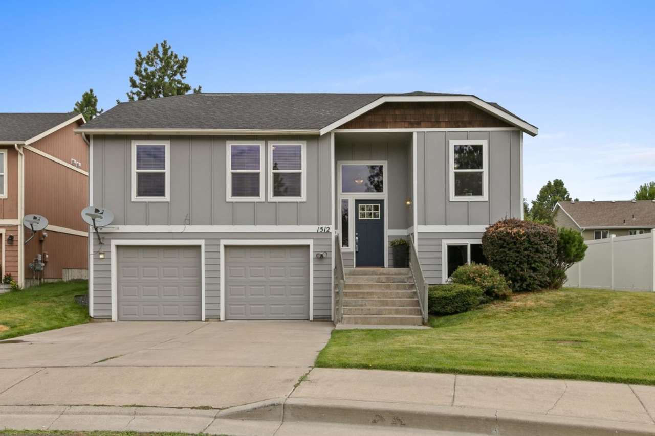 Beautiful 3-bedroom, 2-bathroom single-family home located in the desirable Five Mile area.