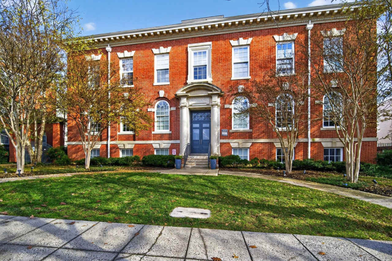 Available Now! 2 Bed // 2 Bath in Bloomingdale / Ledroit Park with Parking!