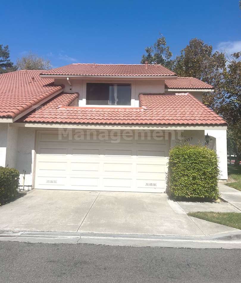 **NEW FLOORING AND REFRIGERATOR - 3 bed / 2.5 bath Townhome in South Carlsbad - Available NOW*****