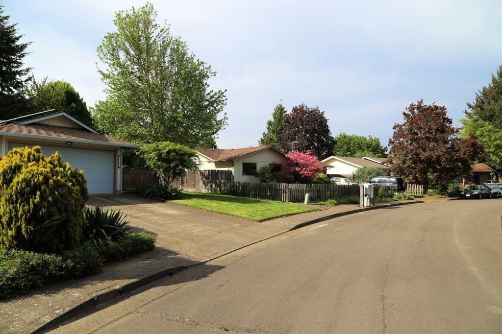 3 Bed 2 Bath Home with Huge Fenced Yard/ Air Conditioning/ Solar Power