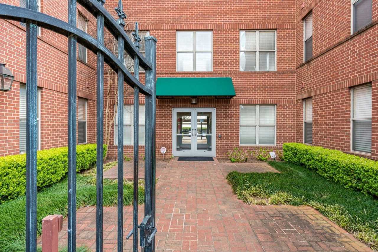 Fully Furnished Gorgeous Downtown 2 Bedroom Condominium - Full Furnished