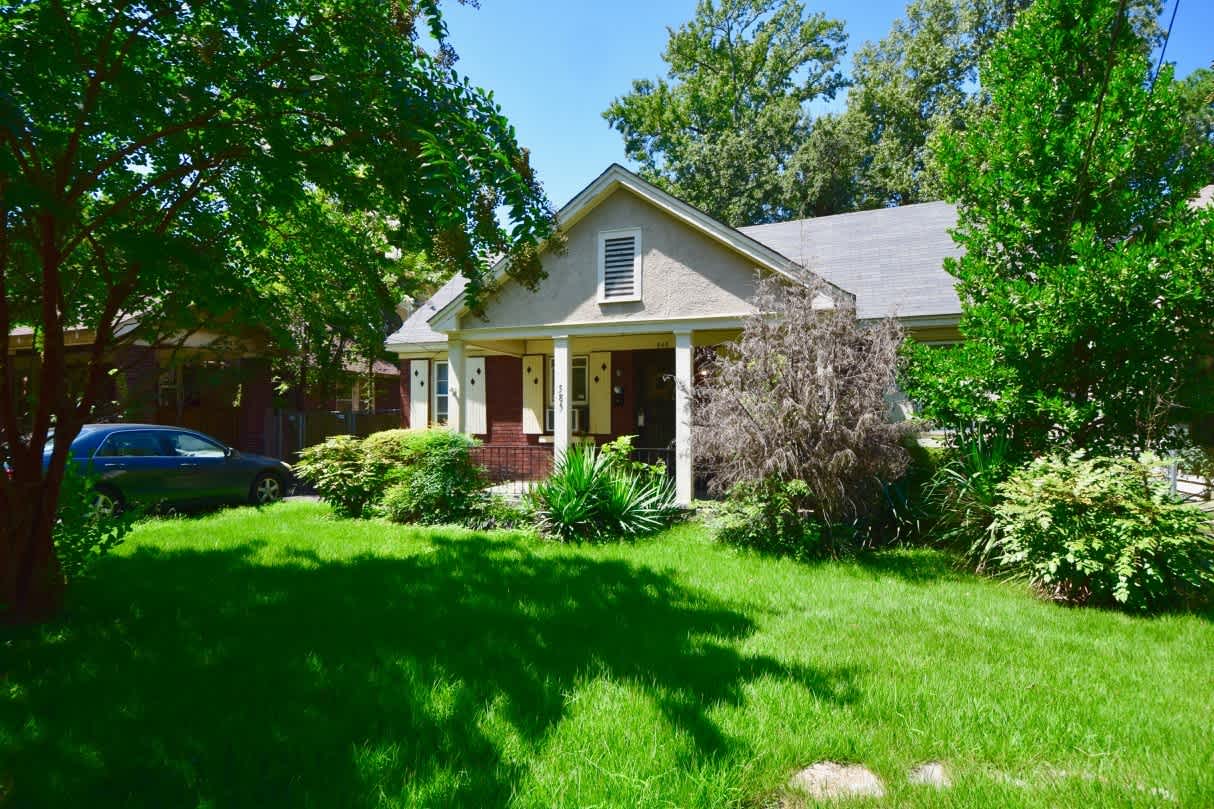 1 bed, 1 bath unit in Vollintine Evergreen Historic District near Rhodes College.