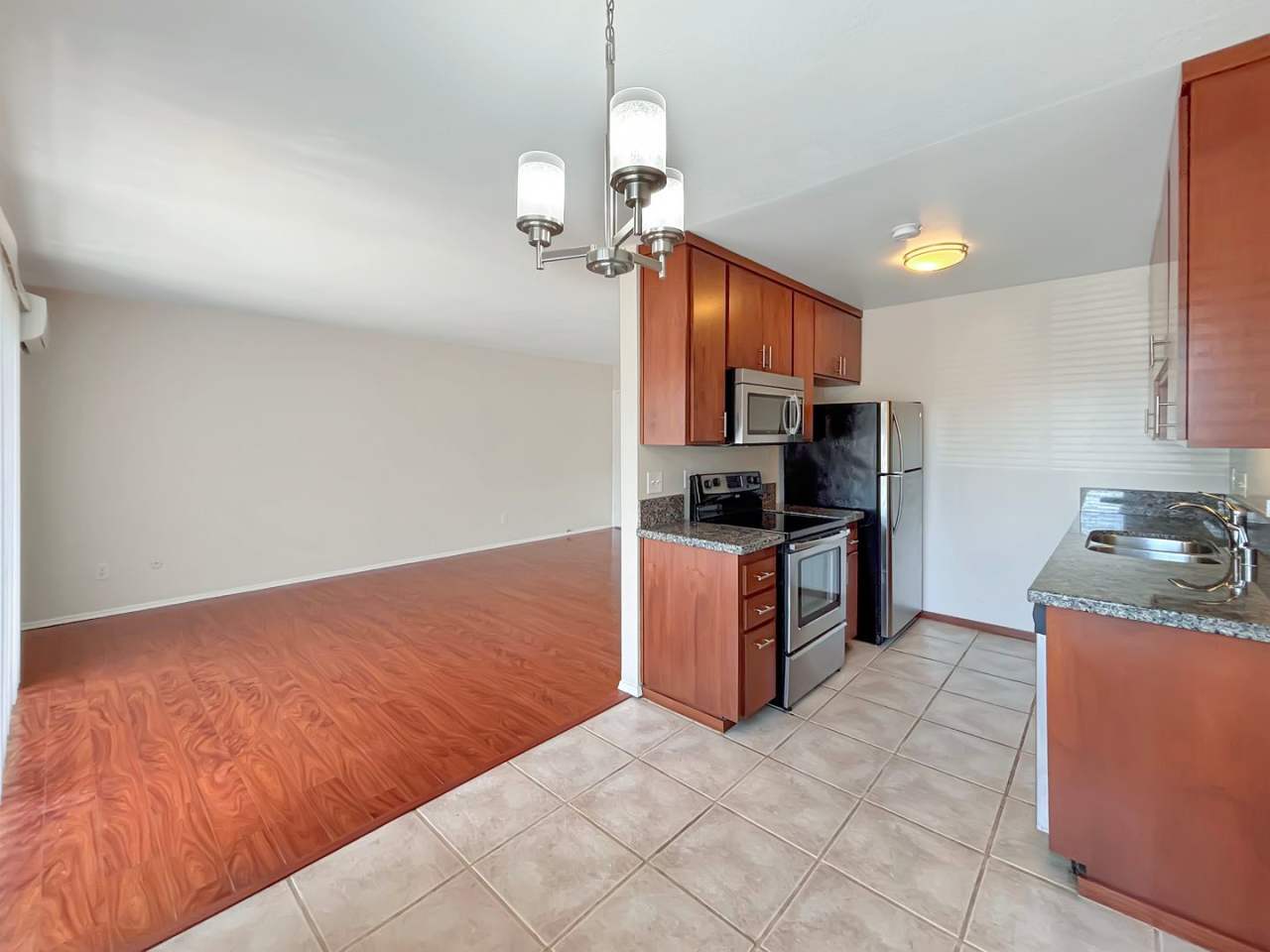 Beautiful 1B 1BA Condo w/ AC and Community Pool!