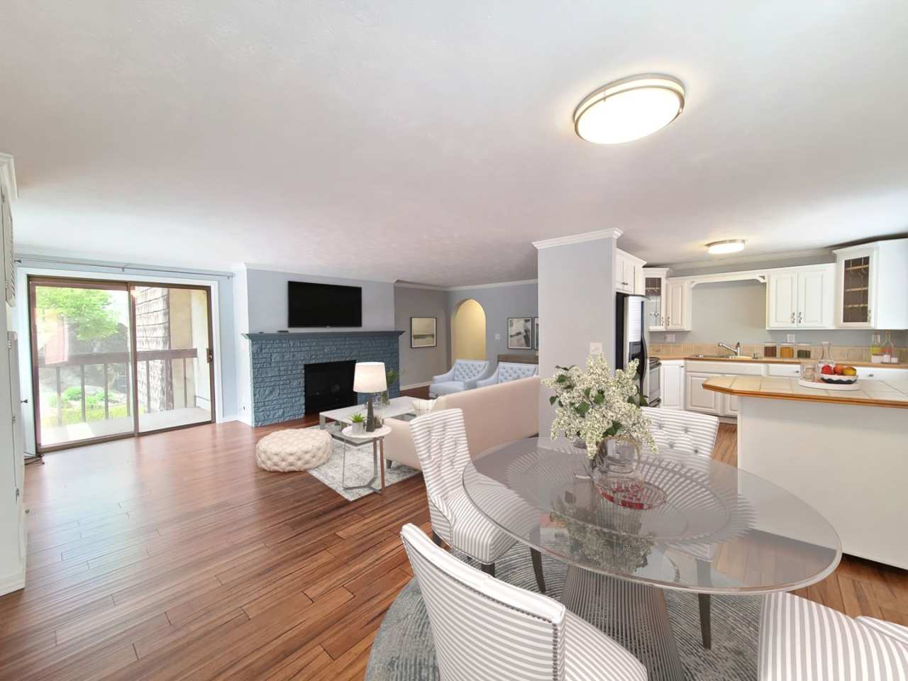 $1,650 - 2 Bed / 2 Bath Spacious Top Floor Condo (First Month Free!)