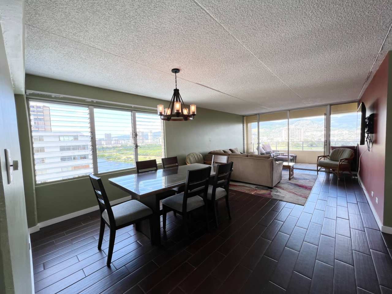 2BD/2BA/2PKG. Furnished, Waikiki, Views, Breeze