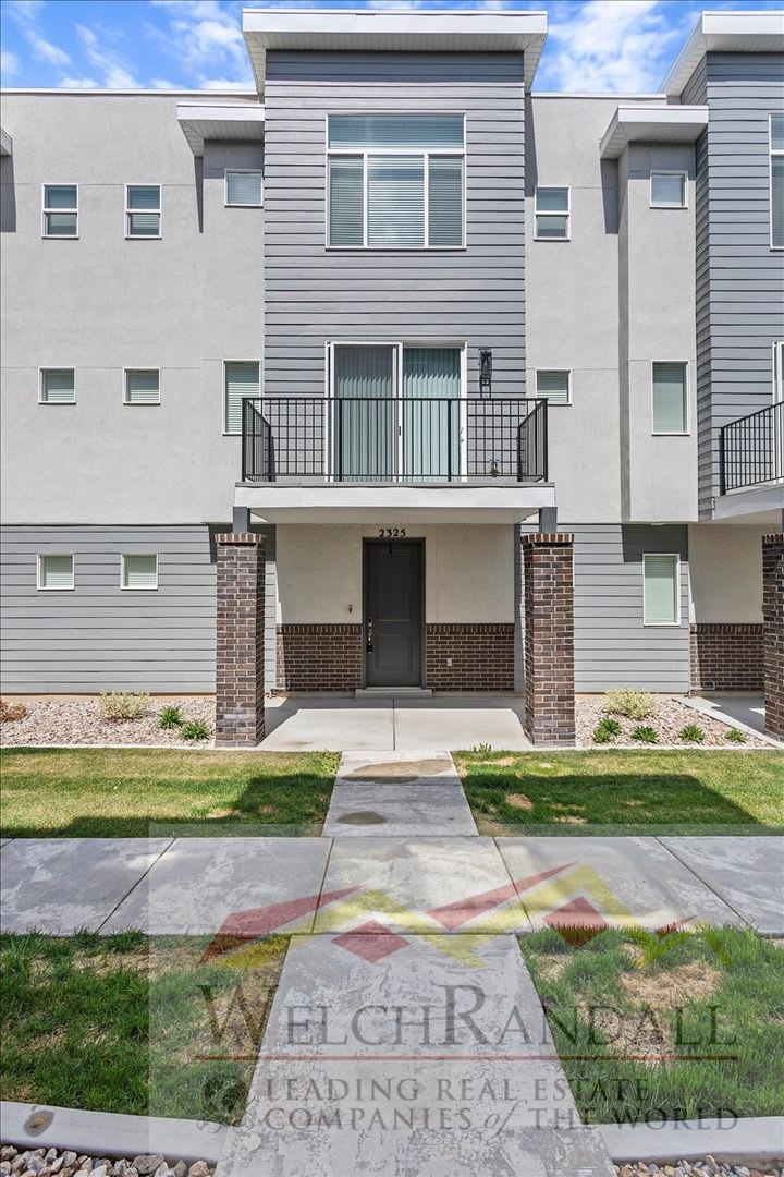 Beautiful 3 Bed 2 Bath Townhome in West Haven