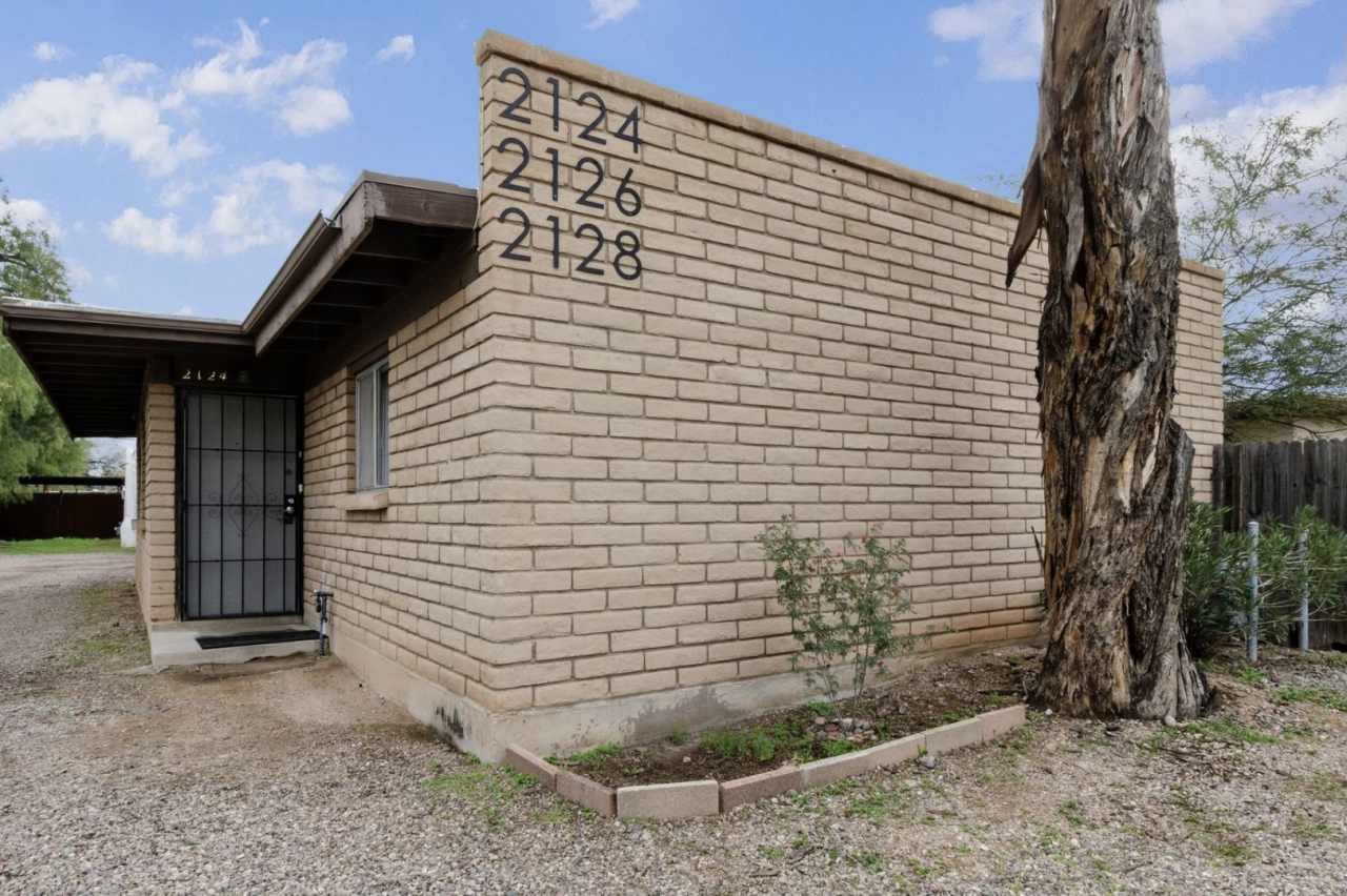 Centrally located 1 bedroom, 1 bath with bonus Den in a duplex, SW side of Swan  Grant.