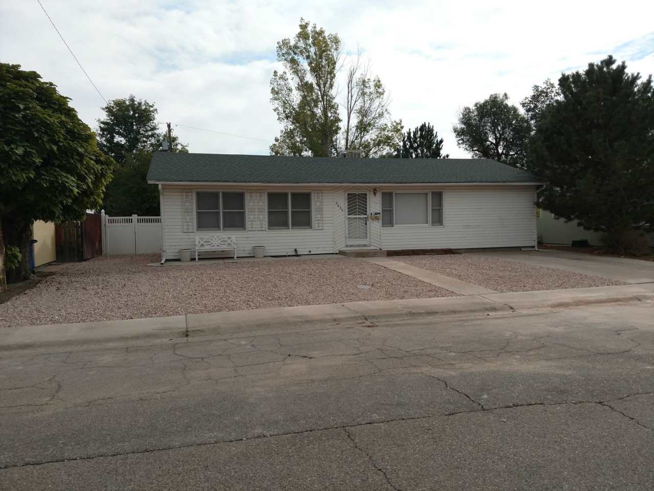 MOVE IN SPECIAL, 1/2 OFF FIRST FULL MONTHS RENT. ALL PROSPECTIVE TENANTS MUST SUBMIT A $58 NON-REFUNDABLE APPLICATION FEE PER APPLICANT ONLINE AND BE PRE-QUALIFIED PRIOR TO ANY SHOWINGS