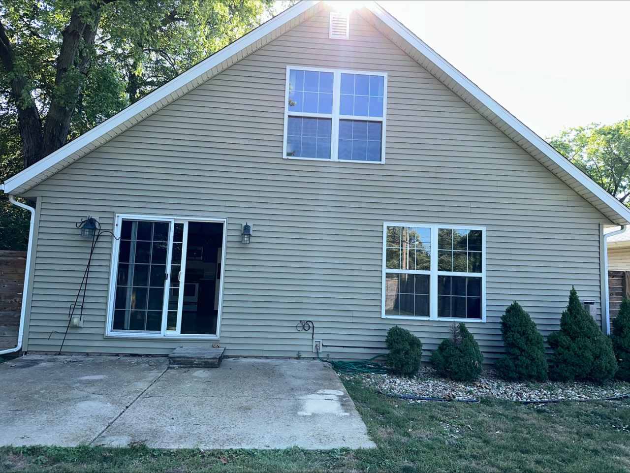 Available for Rent: 2 Bedroom/1.5 Bathroom Single Family Home