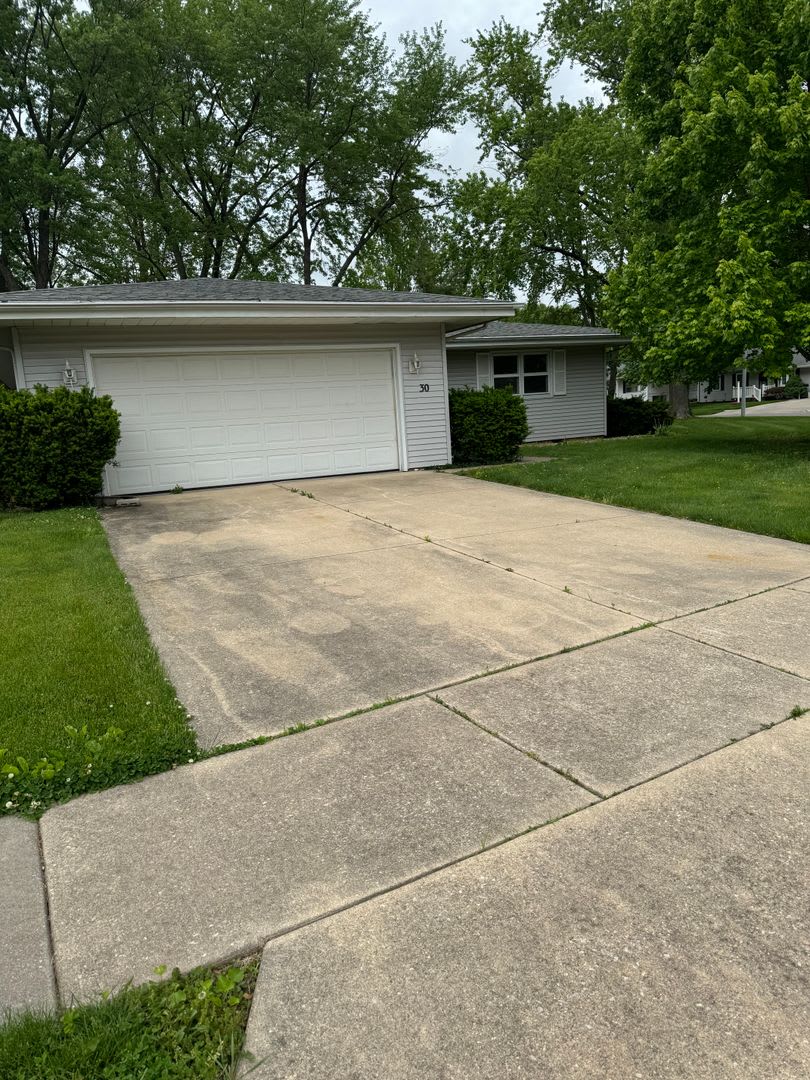 Close to Springfields Lake. Near lake Shore Dr.