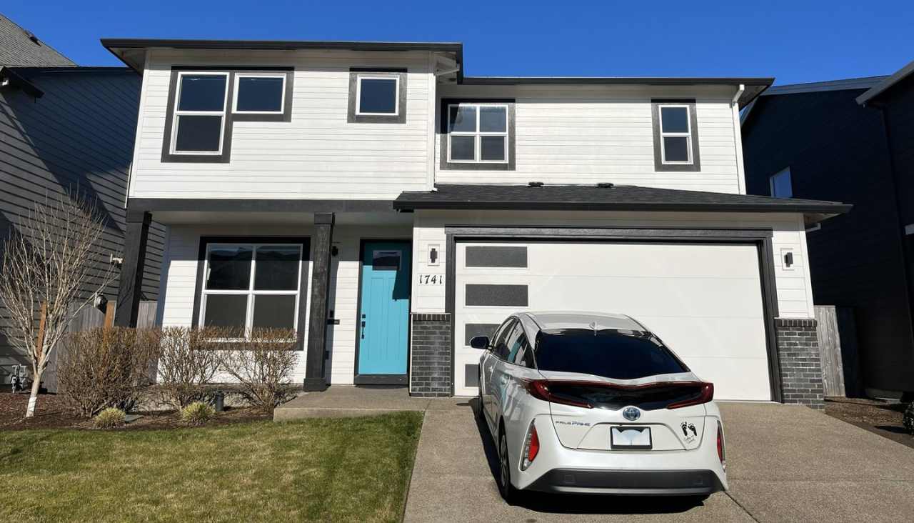 Expansive 2020 Forest Grove Home with 4 Bedrooms, Loft, Modern Kitchen  Covered Patio