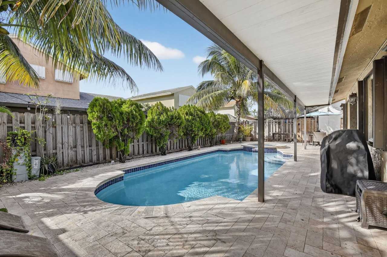 691 Willow Grove Terrace, Davie, FL 33325
