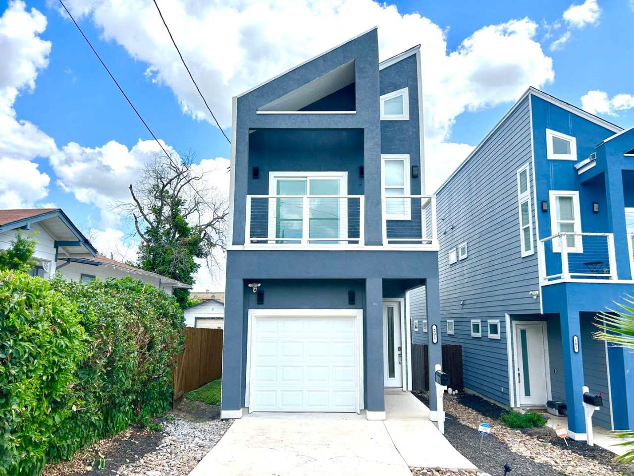 **MOVE IN SPECIAL** 2-Story 3 Bedroom / 2.5 Bath Home Near Downtown!