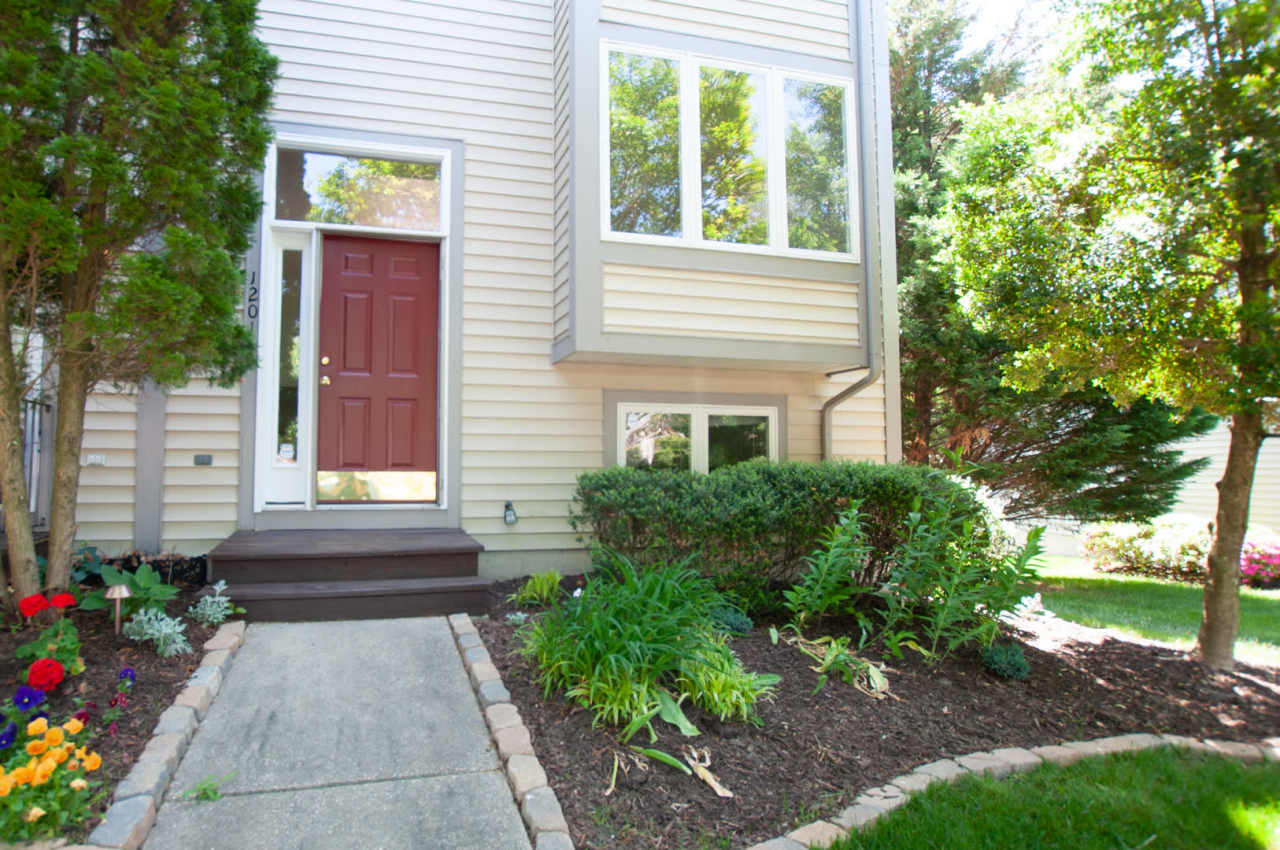 Wonderful 3 level Townhome - convenient location