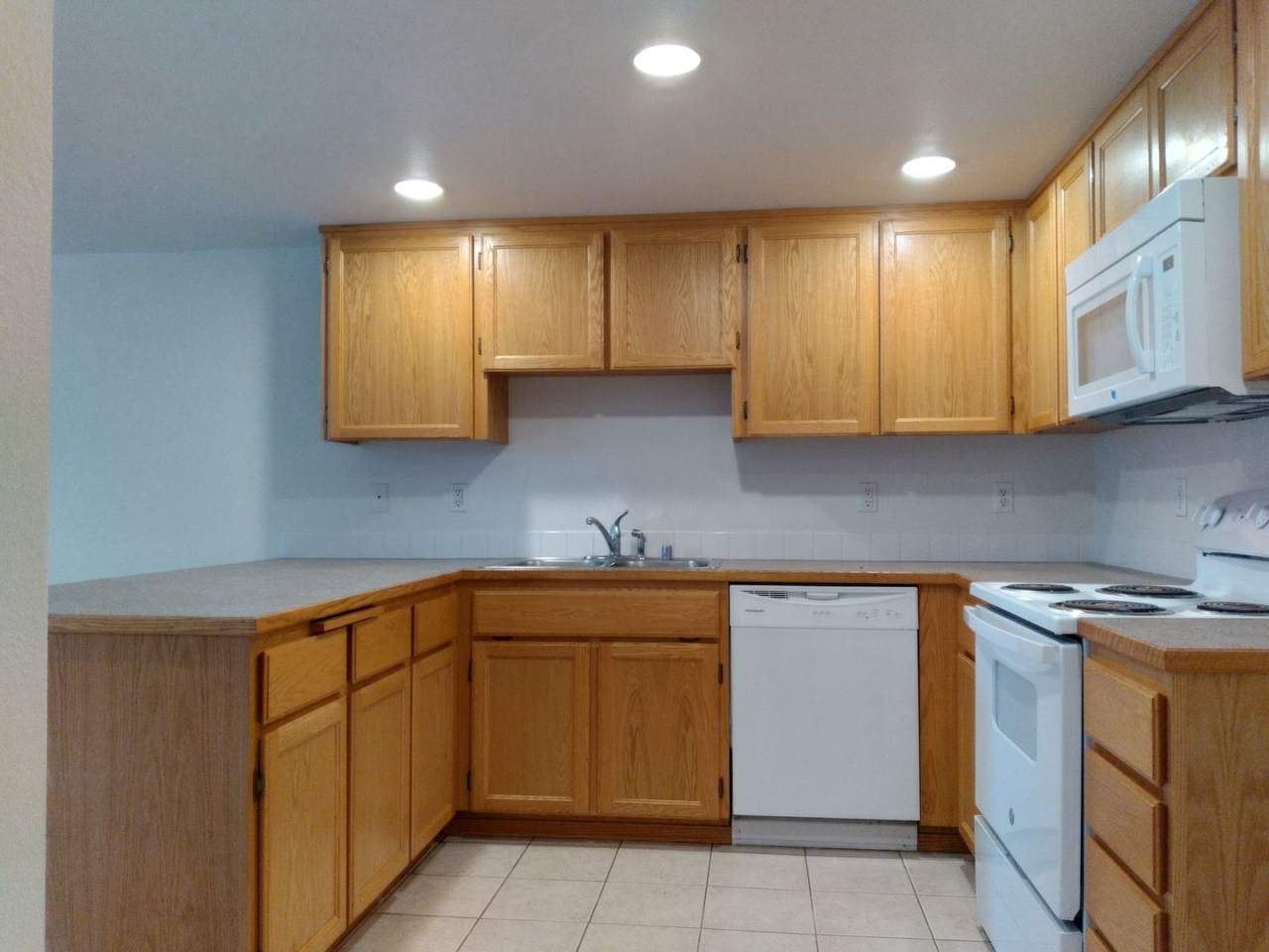 Charming 3-Bed Duplex with 2.5 Baths  1600 Sq Ft - Prime Tacoma Location!