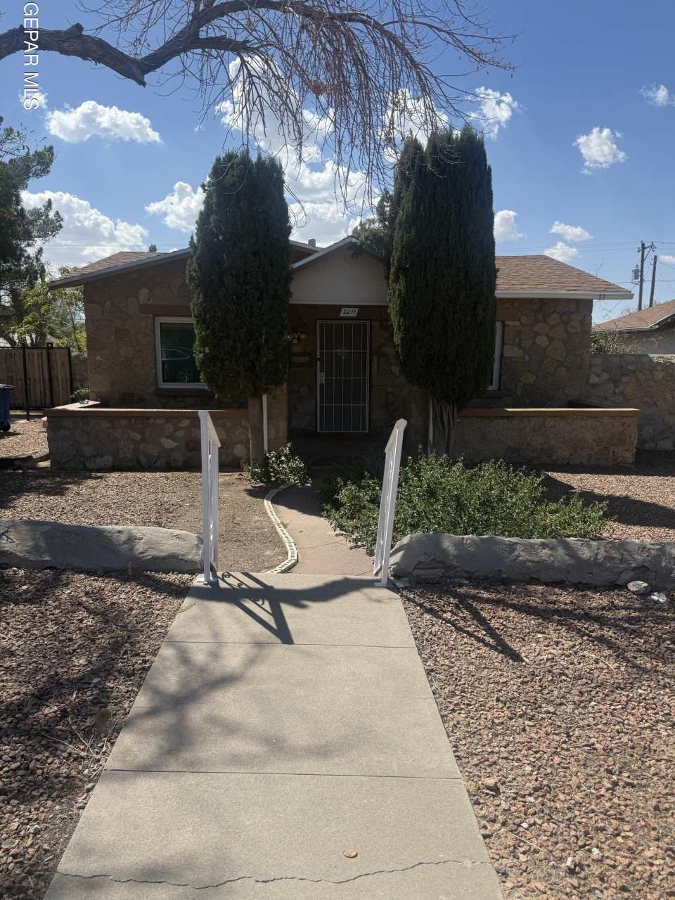 2211 N CAMPBELL Street