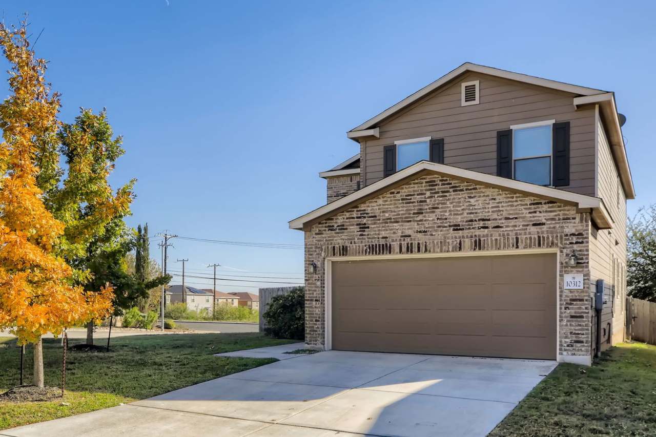 HALF OFF First Month Rent: 3 Bed/2.5 Bathroom~ Multiple Living Spaces~ Located near Lackland AFB!