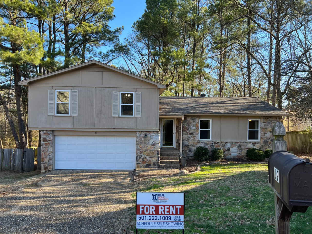 19 Marble Ct., Little Rock AR 72212 - Large split level 3br 2.5ba w/bonus room  separate den. Don Roberts School Zone