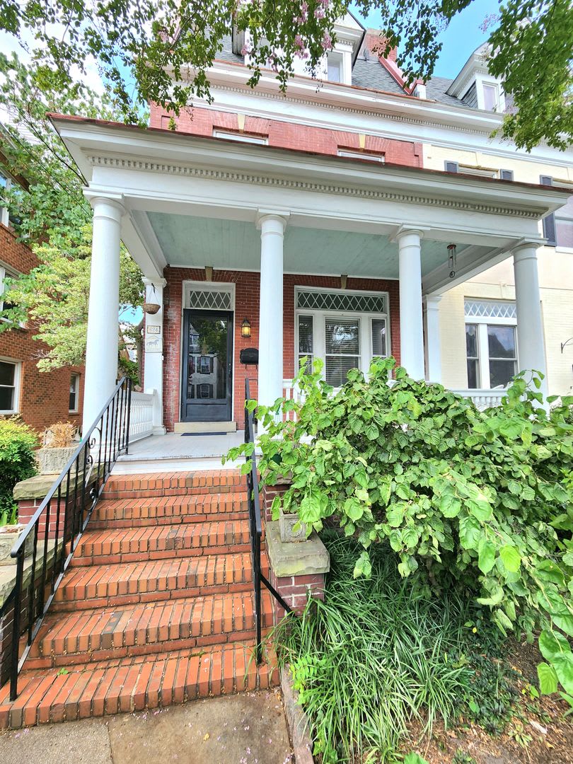 Elegant, spacious, modern Victorian in the heart of Ghent!