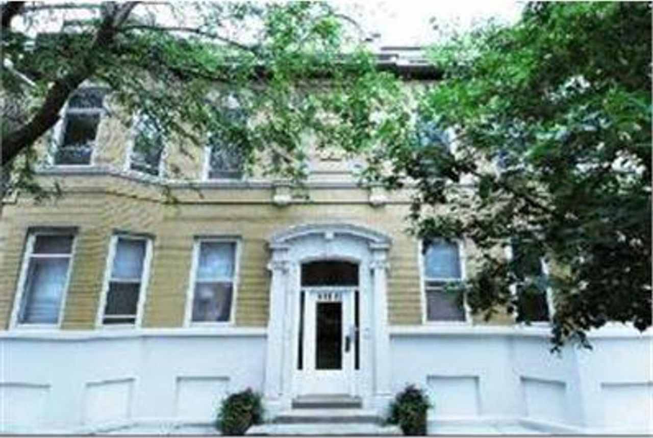 Available Aug 1st! Spacious top-floor 2bed/1bath in Southport Corridor!