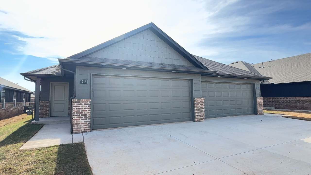 3 Bedroom 2 Bath 2 Car Garage Duplex in Great location close to the Broadway Extension and 8 minutes from downtown OKC