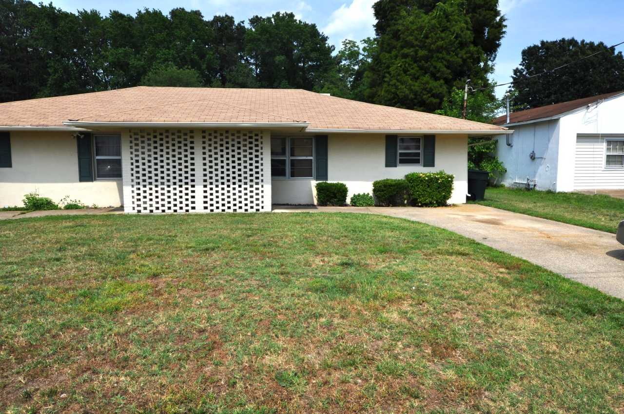 2 Bedroom 1 Bath Duplex located in Hampton