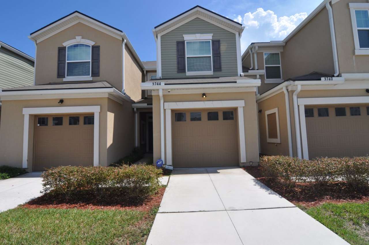 LIKE NEW OAKLEAF TOWNHOME!
