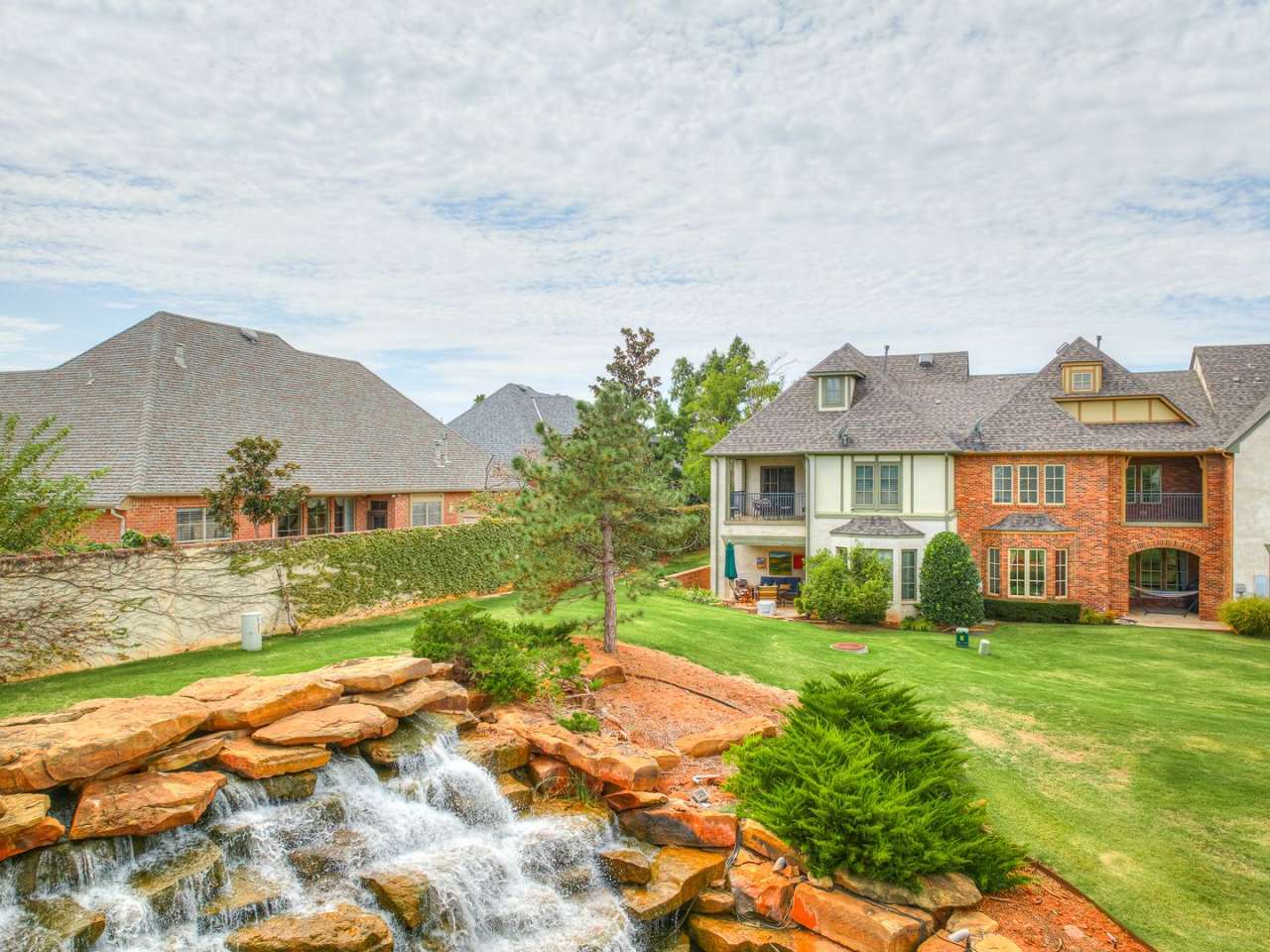 End Unit- @ Muirfield Village- Classic Bill Roberts Custom Built- 4 Bedrooms+ Media Room- Close to Rose Creek and Gaillardia Golf Course- Edmond Schools- Maintenance  Lawncare included