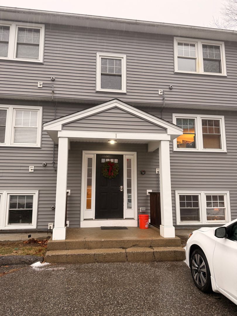 Downtown Kittery, walking distance to the Portsmouth Naval Shipyard!