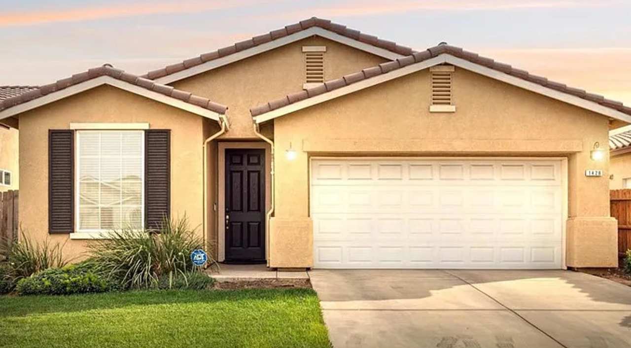 REDUCED!!! Lovely 3 Bedroom, 2 Bath Home For Rent