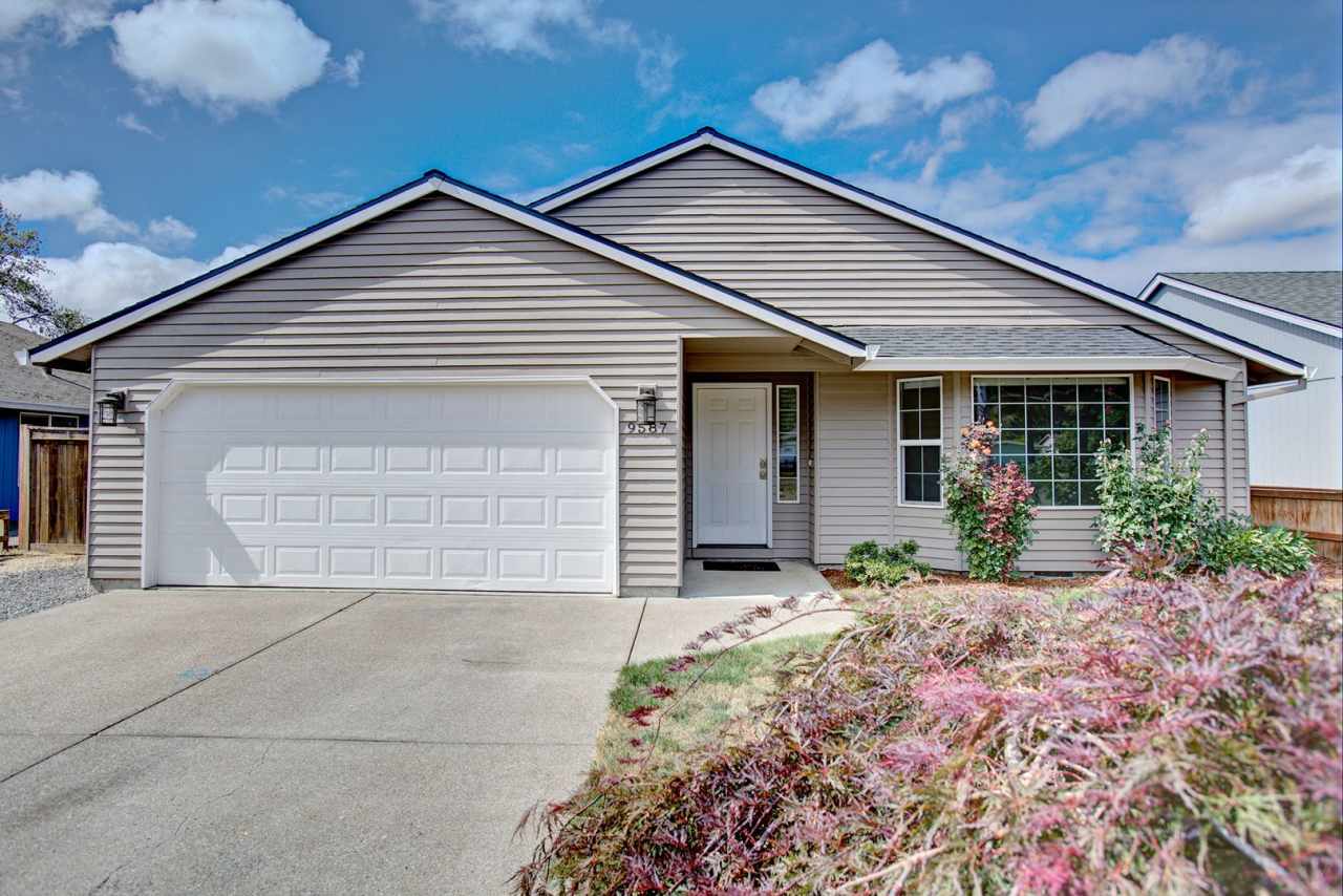 3Bd/2Ba Home in Milwaukie ~ New Hard Surface Flooring, Carpet, and Paint, Washer/Dryer Hook Ups, and 2 Car Garage!!!
