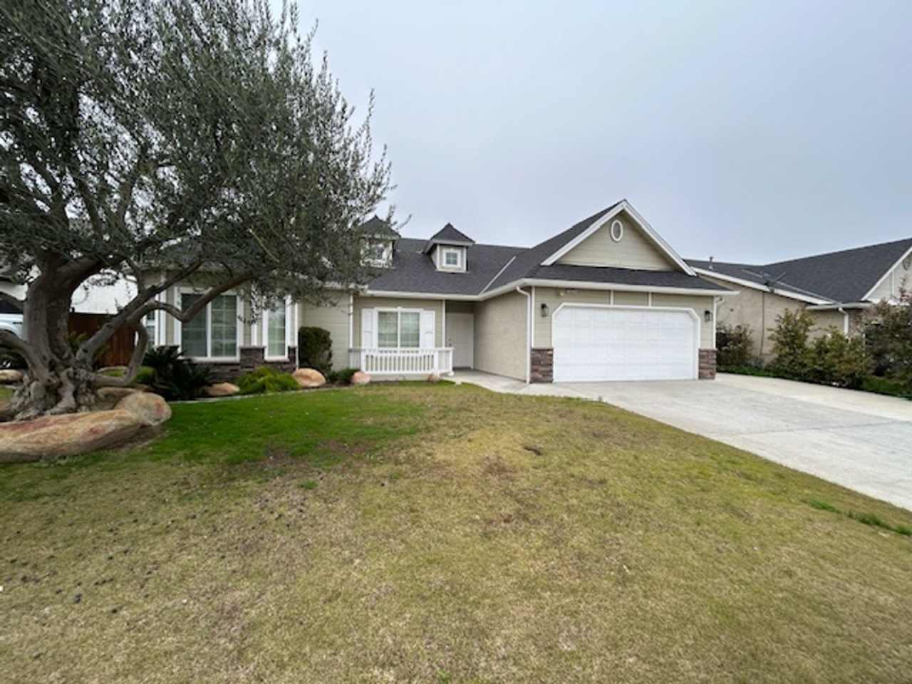 You have to see this yard and patio in the Vineyard subdivision in Northwest Hanford