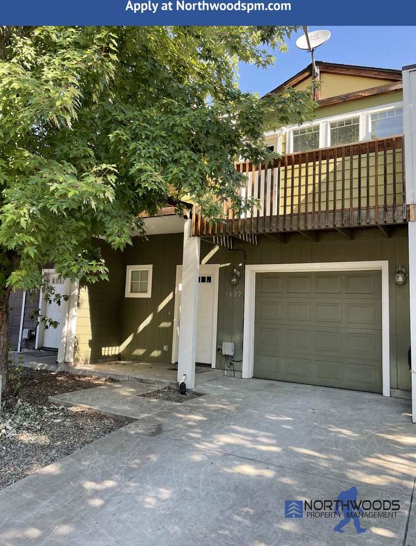 Nice 2 bed/2bath Townhome Located in White City