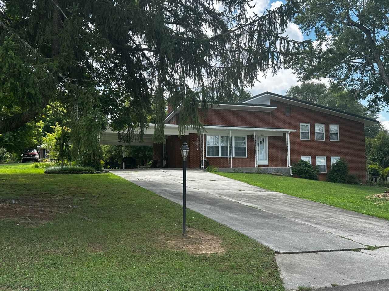 Partially furnished 3 bed/ 1.5 bath - Morristown, TN