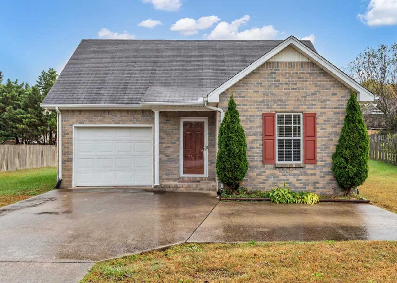 Adorable 3BD/2BA home in Murfreesboro with deck  attached garage!