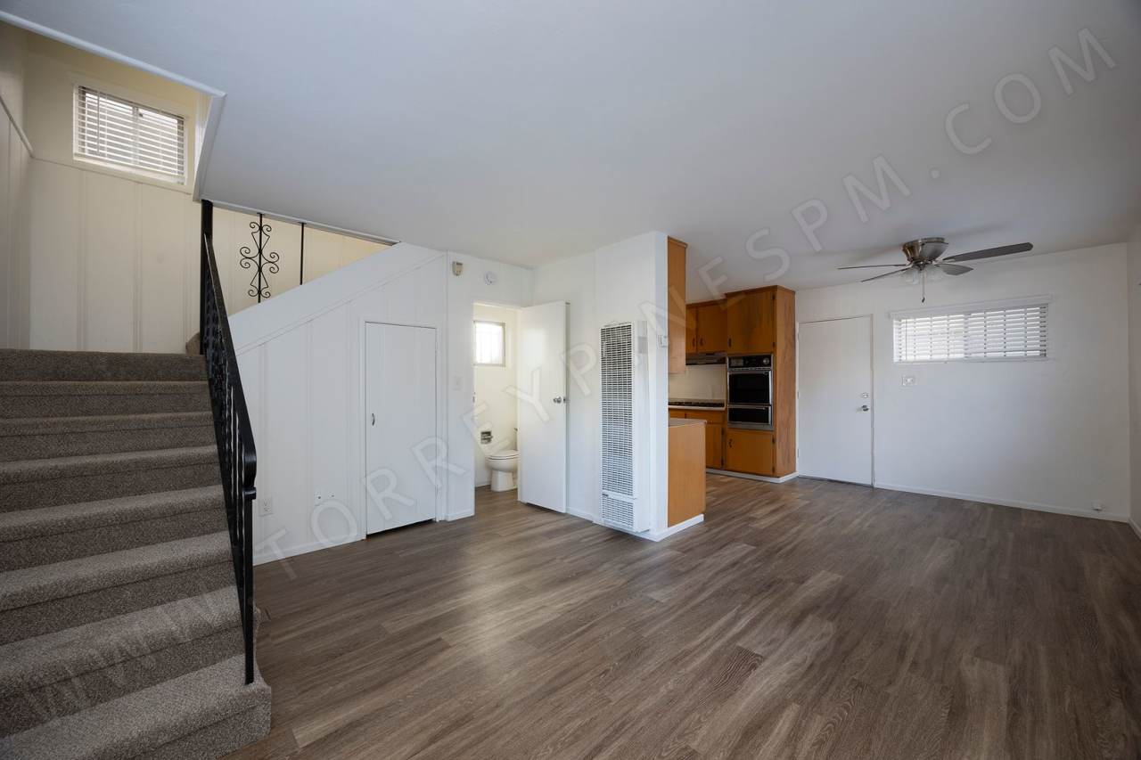 OPEN HOUSE: 12/6 12:30-1:30PM ~ Pacific Beach 2BR Townhome w/ Parking!