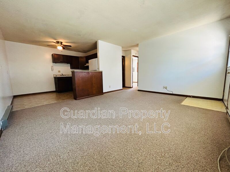 1145 1/2 N College Dr